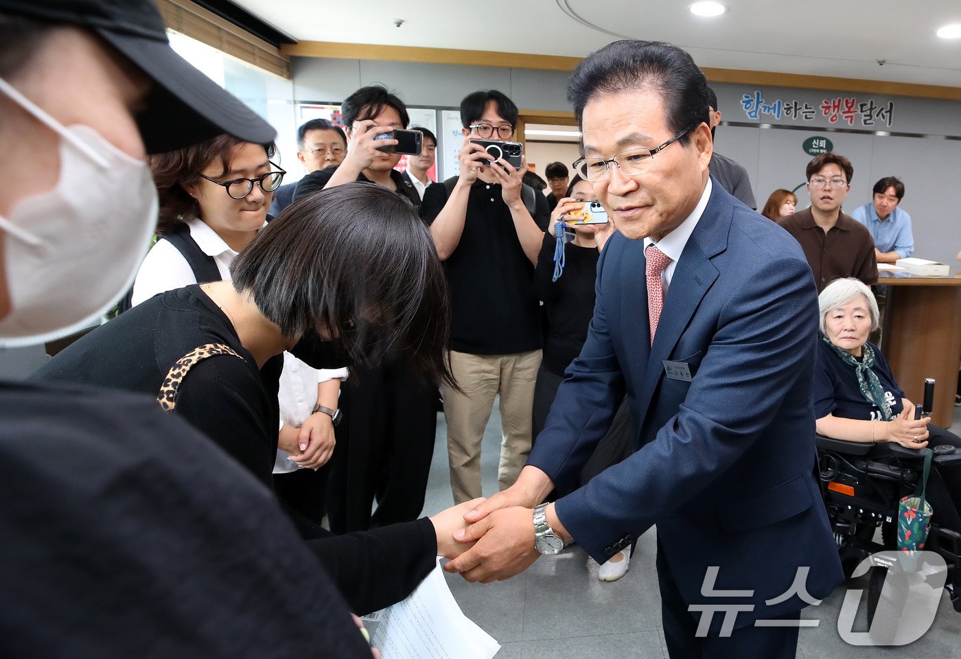 (대구=뉴스1) 공정식 기자 = 김용판 대구 달서구청장이 8일 오전 '장애 전담 어린이집 집단 학대 사건' 관련 재발 방지 대책 마련을 촉구하는 전국장애인부모연대 대구지부를 비롯한 …