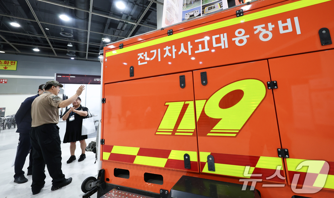 (서울=뉴스1) 최지환 기자 = 8일 서울 서초구 aT센터에서 열린 제9회 소방방재 기술 산업전에서 관람객들이 부스를 살펴보고 있다. 2026.7.8/뉴스1
