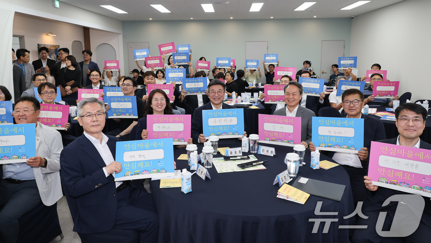 (서울=뉴스1) = 8일 오후 대구 동구 사회적기업 식스에프 율하점에서 열린 행정안전부·신한금융그룹 사회연대경제 혁신모델 자문단 위촉식에서 윤호중 행정안전부 장관 등 참석자들이 기 …