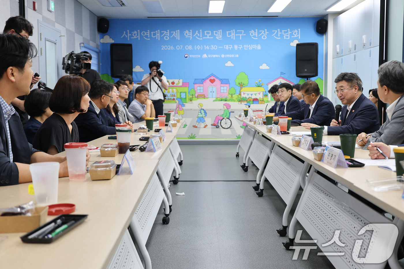 (서울=뉴스1) = 윤호중 행정안전부 장관이 8일 오후 대구 동구 FM공동체라디오방송국 중회의실에서 사회연대경제 혁신모델 관계자들과 간담회를 하고 있다. (행정안전부 제공. 재판매 …
