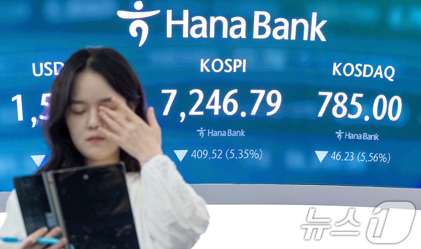 본문 이미지 - 미·이란 갈등 격화에 코스피가 급락하며 '검은 수요일'을 기록한 8일 오후 서울 중구 하나은행 딜링룸 전광판에 종가가 나오고 있다. 2026.7.8 ⓒ 뉴스1 안은나 기자