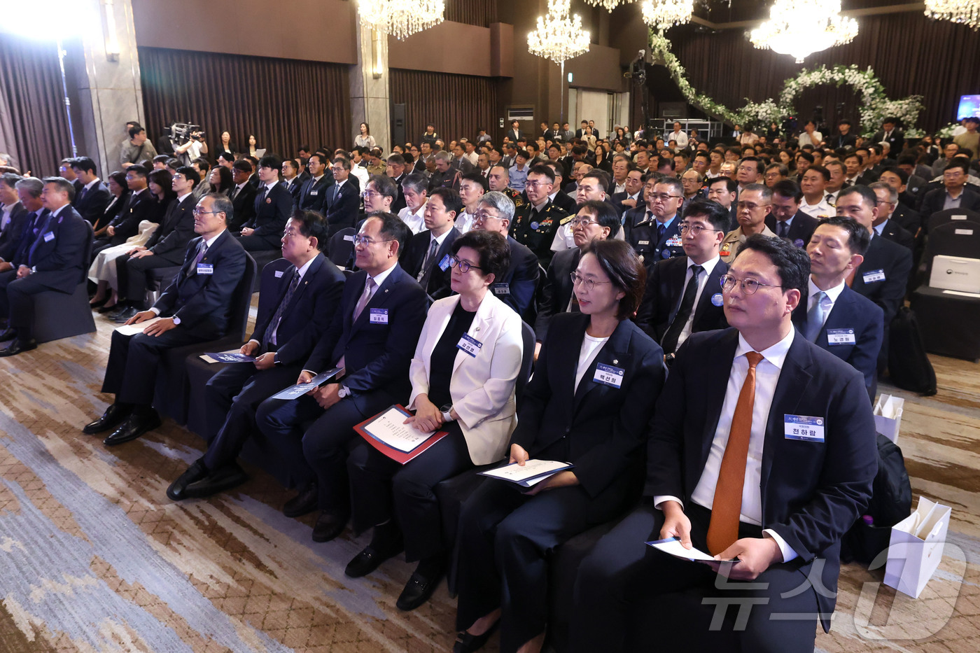 (서울=뉴스1) 이종수 기자 = 8일 서울 용산구 전쟁기념관에서 제2회 방위산업의 날 기념식에서 참석자들이 앉아 있다. 앞줄 오른쪽부터 천하람 개혁신당 의원, 백선희 조국혁신당 의 …