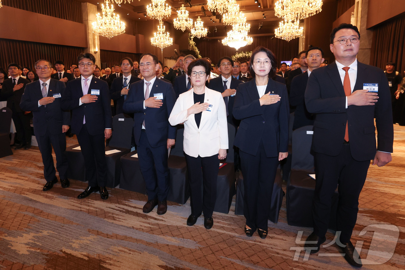 (서울=뉴스1) 이종수 기자 = 8일 서울 용산구 전쟁기념관에서 제2회 방위산업의 날 기념식에서 참석자들이 국민의례를 하고 있다.앞줄 오른쪽부터 천하람 개혁신당 의원, 백선희 조국 …