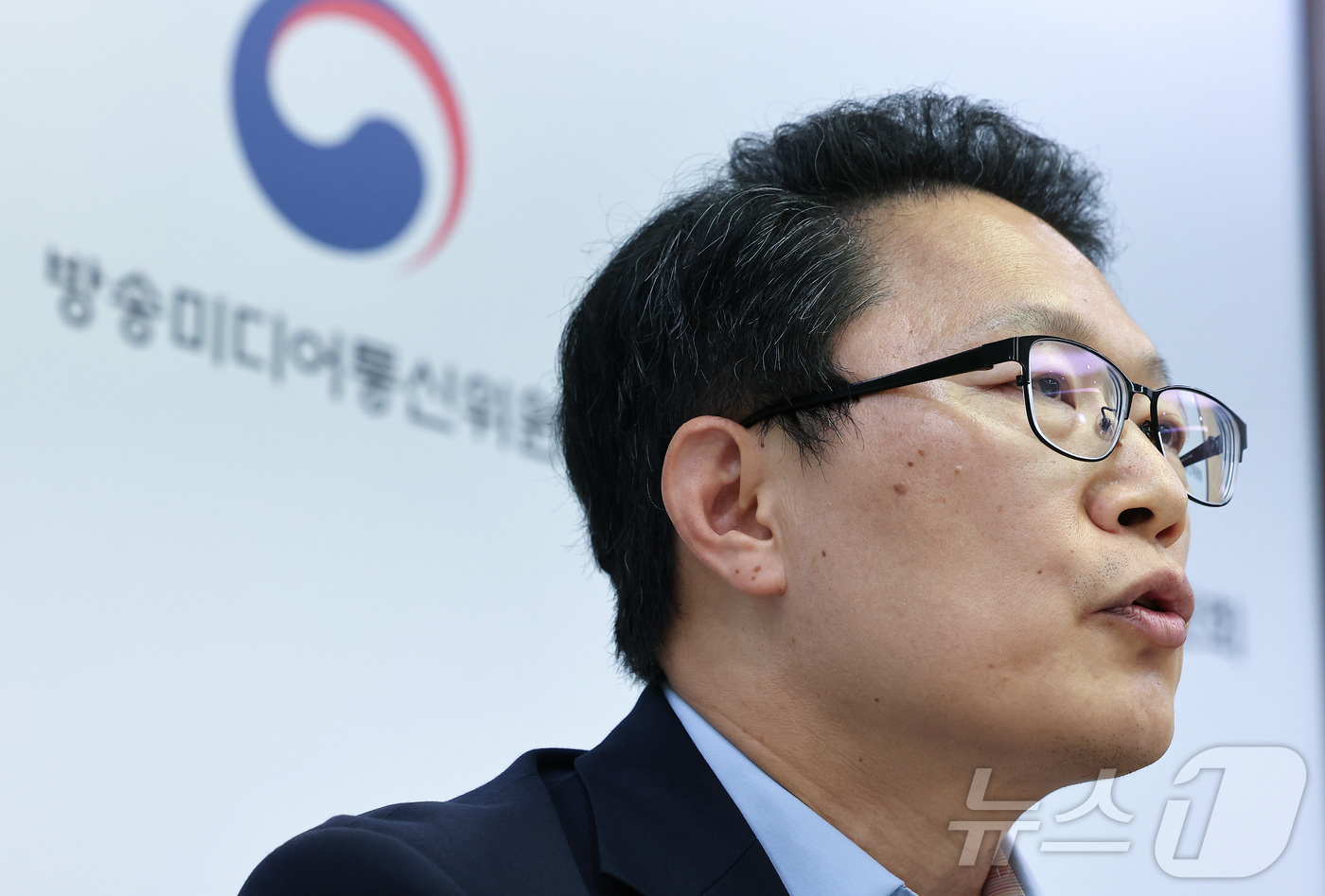 (과천=뉴스1) 김성진 기자 = 신영규 방송미디어통신위원회 방송통신이용자정책국장이 8일 경기도 정부과천청사 방송미디어통신위원회에서 '불법·허위조작정보 유통 방지를 위한 정보통신망법 …