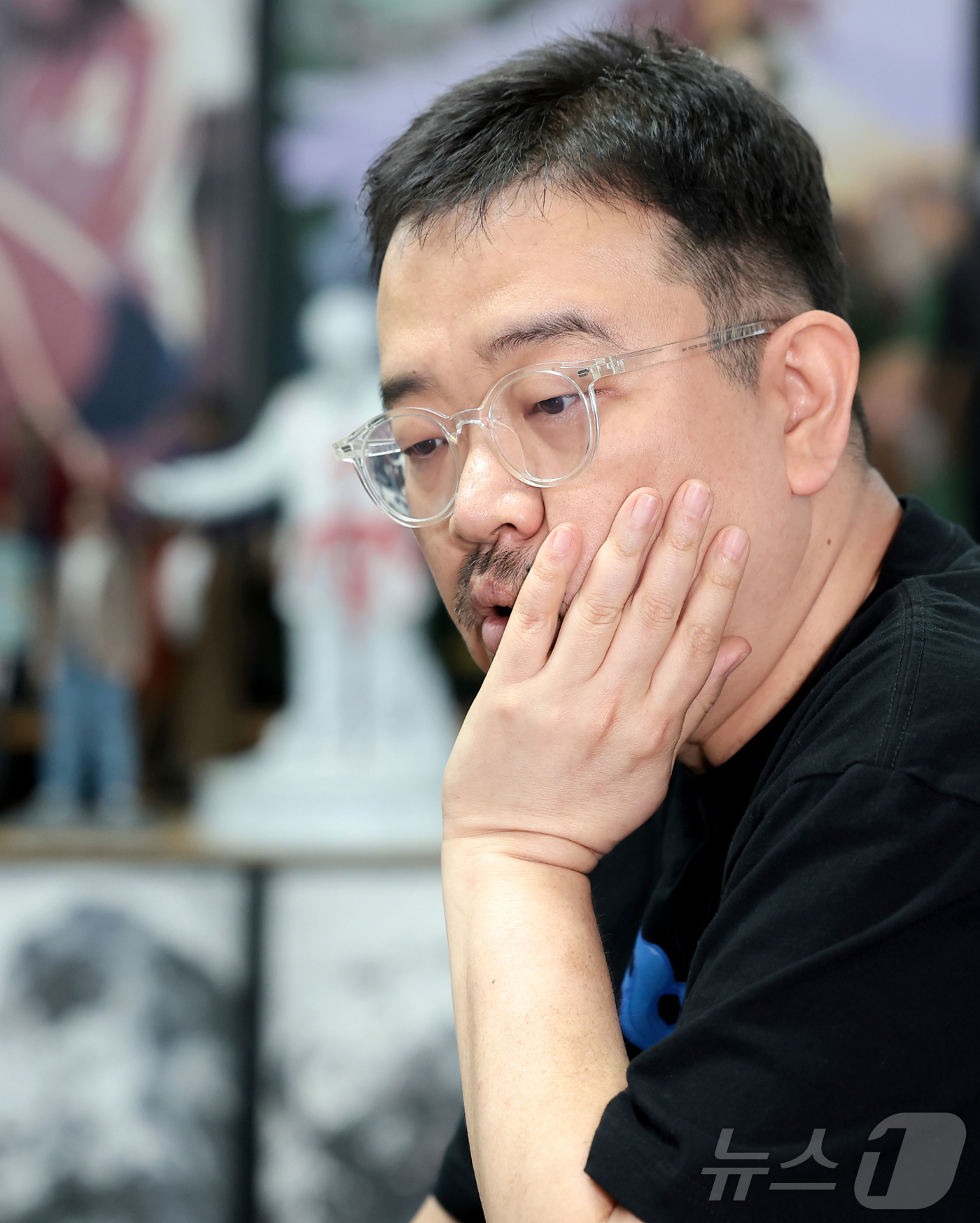 (서울=뉴스1) 권현진 기자 = 연상호 감독이 서울 마포구 사무실에서 뉴스1과의 인터뷰를 하고 있다.1978년생인 연 감독은 1997년 단편 애니메이션으로 데뷔해 '돼지의 왕'으로 …