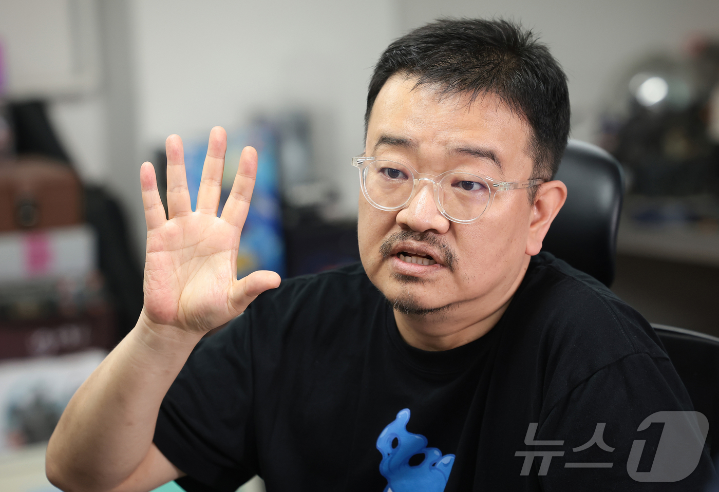 (서울=뉴스1) 권현진 기자 = 연상호 감독이 서울 마포구 사무실에서 뉴스1과의 인터뷰를 하고 있다.1978년생인 연 감독은 1997년 단편 애니메이션으로 데뷔해 '돼지의 왕'으로 …