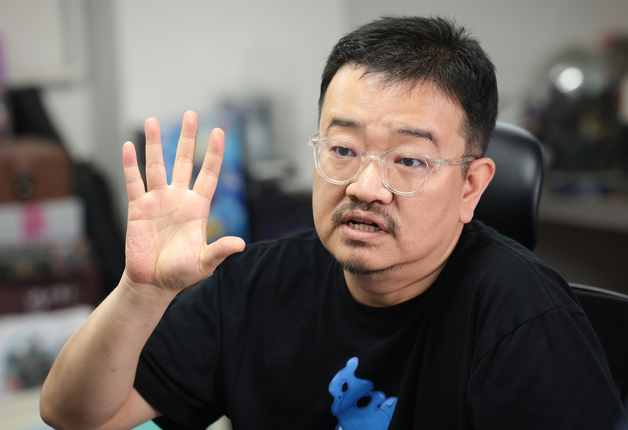 '군체' 연상호 감독 "韓극장 주도층 20대로 바뀌어…많이 배우고 '신선'"①