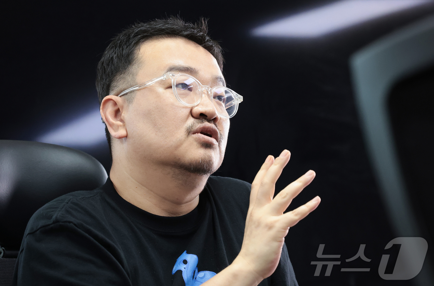 (서울=뉴스1) 권현진 기자 = 연상호 감독이 서울 마포구 사무실에서 뉴스1과의 인터뷰를 하고 있다.1978년생인 연 감독은 1997년 단편 애니메이션으로 데뷔해 '돼지의 왕'으로 …
