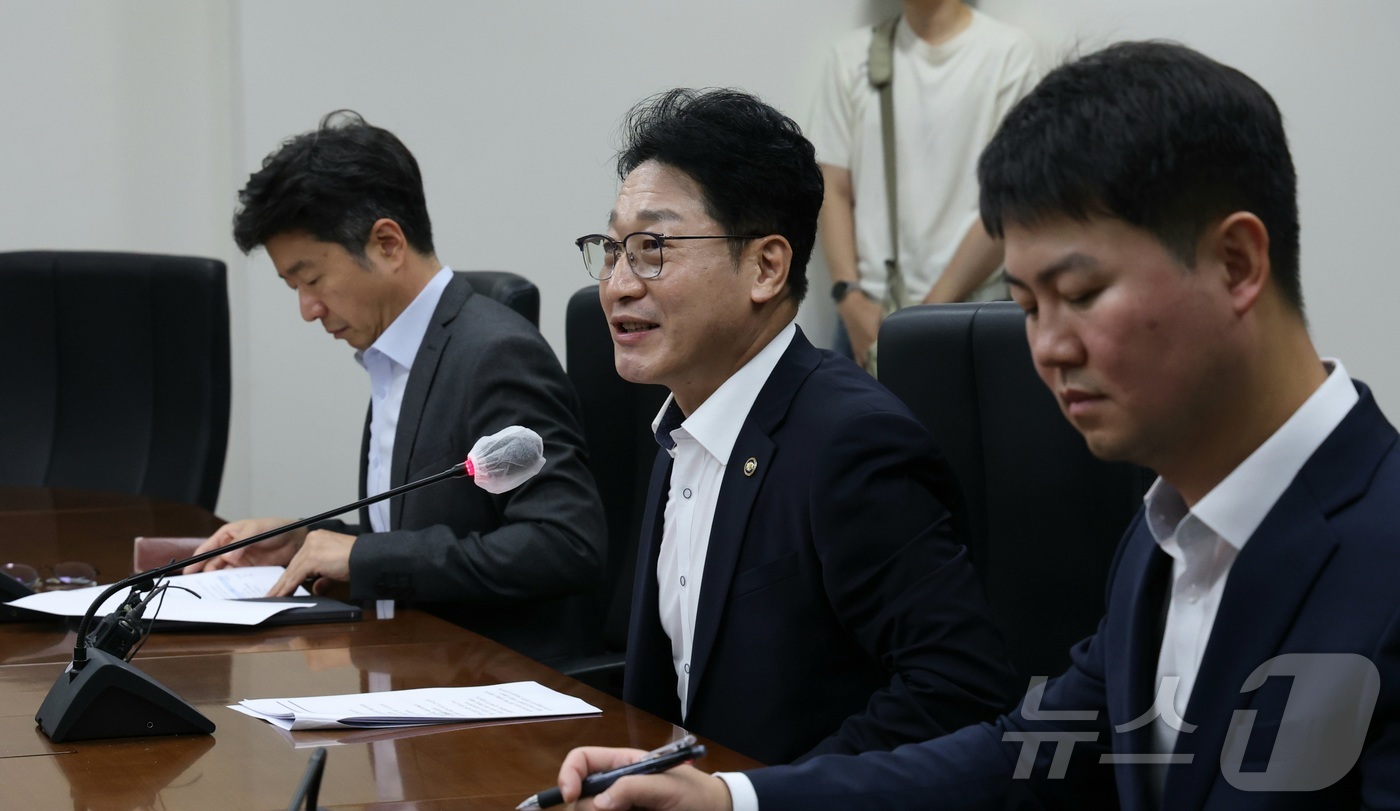 (세종=뉴스1) = 이호현 기후에너지환경부 2차관이 8일 세종시 정부세종청사에서 한국전력공사와 호남권 신규 반도체 산단 조기 전력공급 방안을 논의하고 있다. 2026.7.8/뉴스1 …