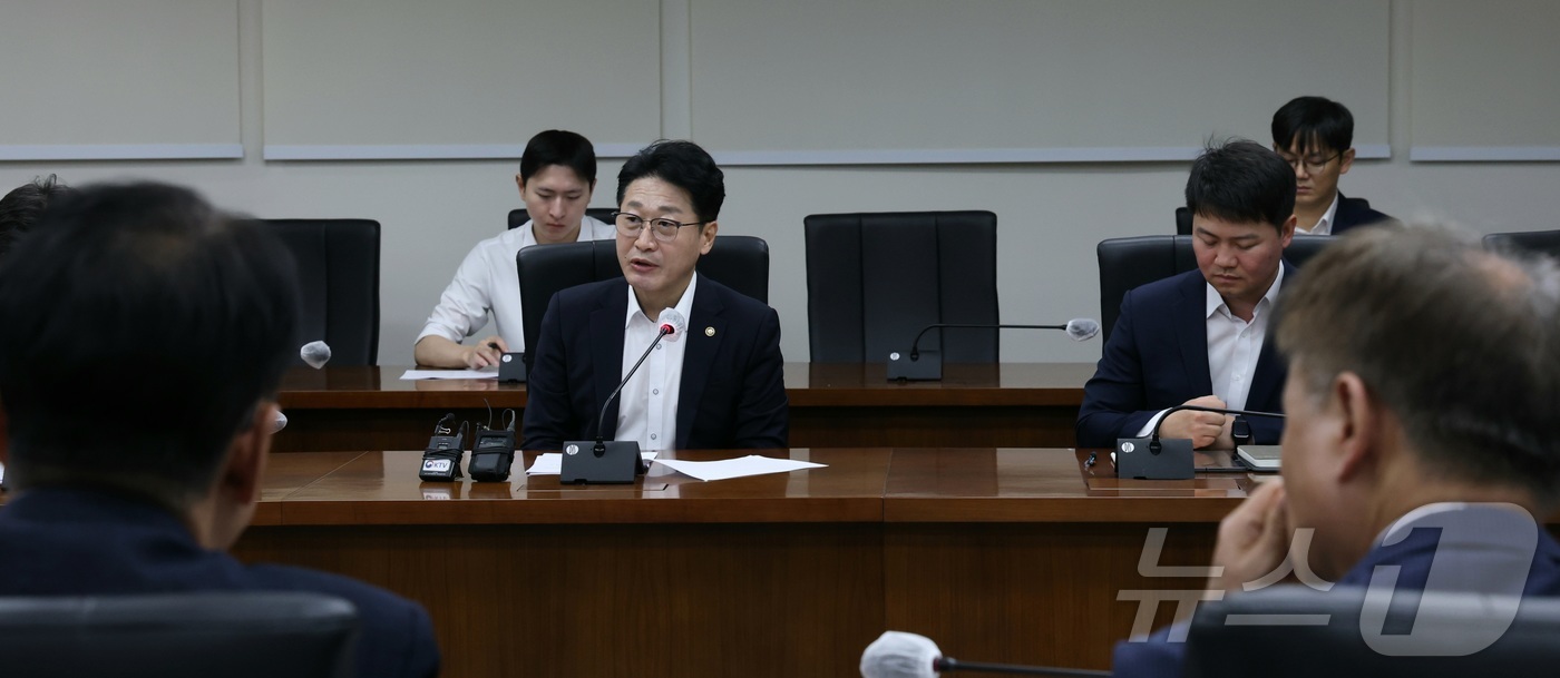(세종=뉴스1) = 이호현 기후에너지환경부 2차관이 8일 세종시 정부세종청사에서 한국전력공사와 호남권 신규 반도체 산단 조기 전력공급 방안을 논의하고 있다. 2026.7.8/뉴스1 …