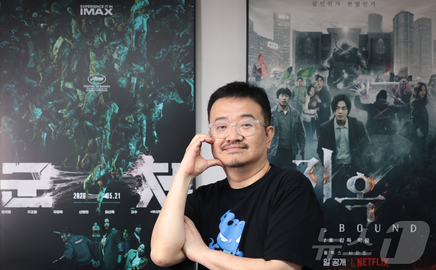 (서울=뉴스1) 권현진 기자 = 연상호 감독이 서울 마포구 사무실에서 뉴스1과의 인터뷰를 하고 있다.1978년생인 연 감독은 1997년 단편 애니메이션으로 데뷔해 '돼지의 왕'으로 …