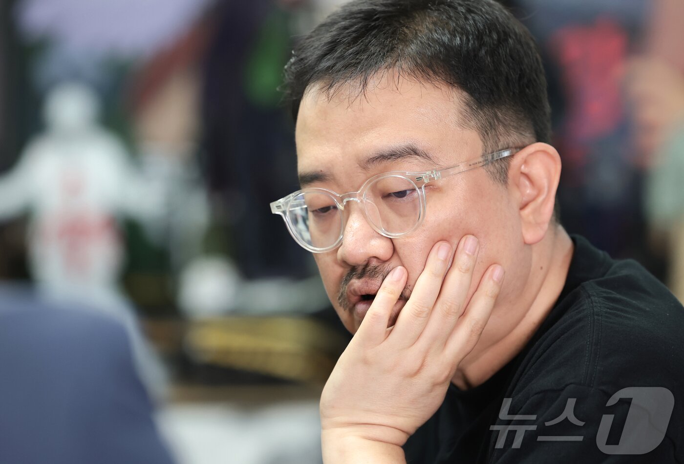 본문 이미지 - 연상호 감독은 " 대중에 배우로 낯섦도 주고 싶을 때가 있다"라고 말했다.  뉴스1 권현진 기자