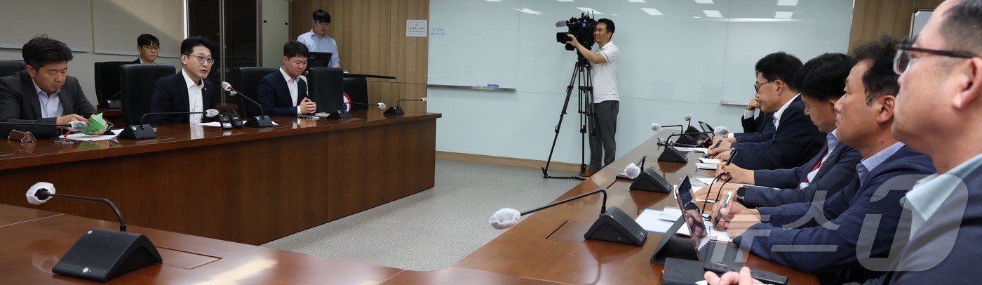 (세종=뉴스1) = 이호현 기후에너지환경부 2차관이 8일 세종시 정부세종청사에서 한국전력공사와 호남권 신규 반도체 산단 조기 전력공급 방안을 논의하고 있다. 2026.7.8/뉴스1 …
