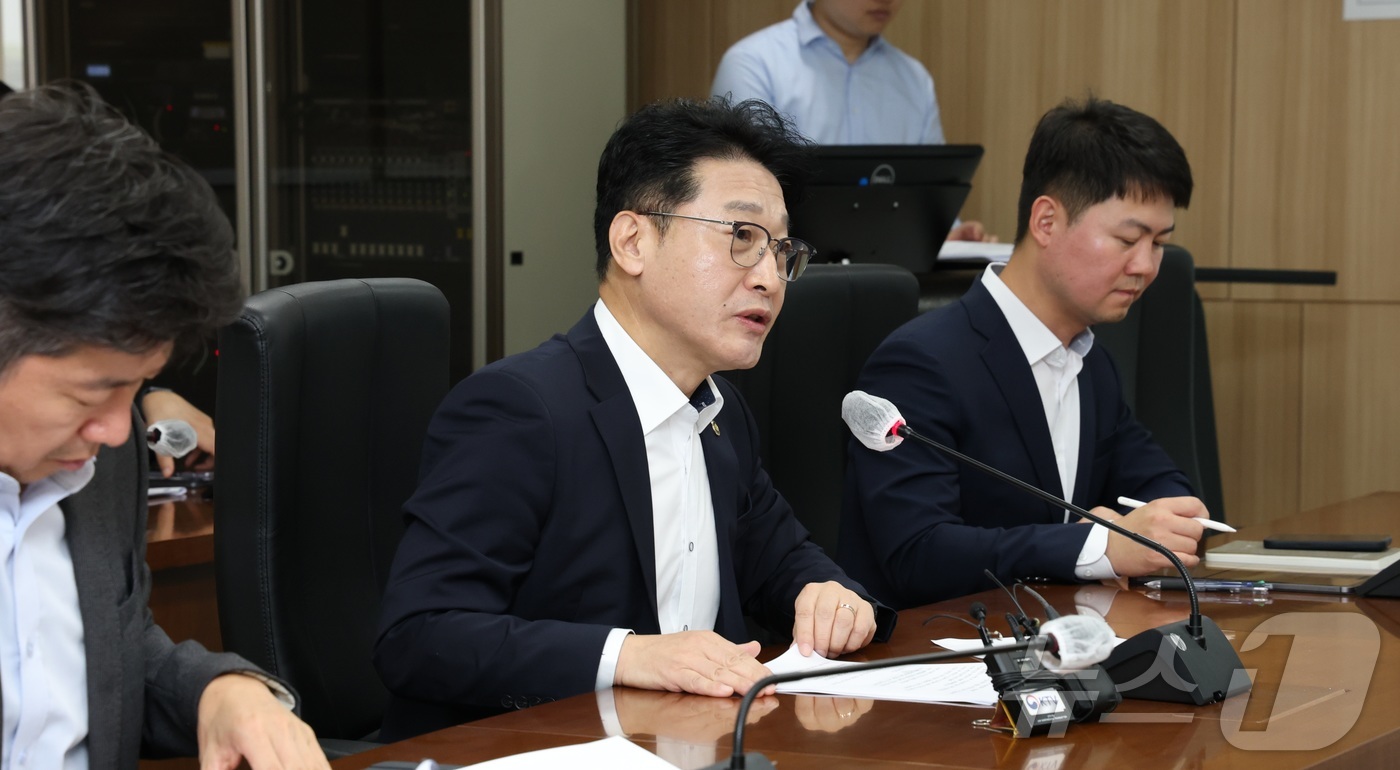(세종=뉴스1) = 이호현 기후에너지환경부 2차관이 8일 세종시 정부세종청사에서 한국전력공사와 호남권 신규 반도체 산단 조기 전력공급 방안을 논의하고 있다. 2026.7.8/뉴스1 …