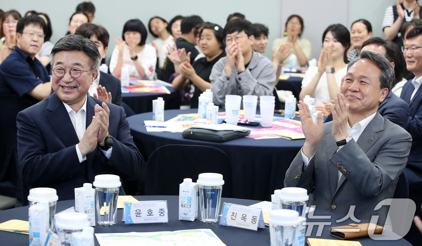 (대구=뉴스1) 공정식 기자 = 윤호중 행정안전부 장관(왼쪽)과 진옥동 신한금융그룹 회장이 8일 오후 대구 동구 사회적기업 식스에프 율하점에서 열린 행정안전부·신한금융그룹 사회연대 …
