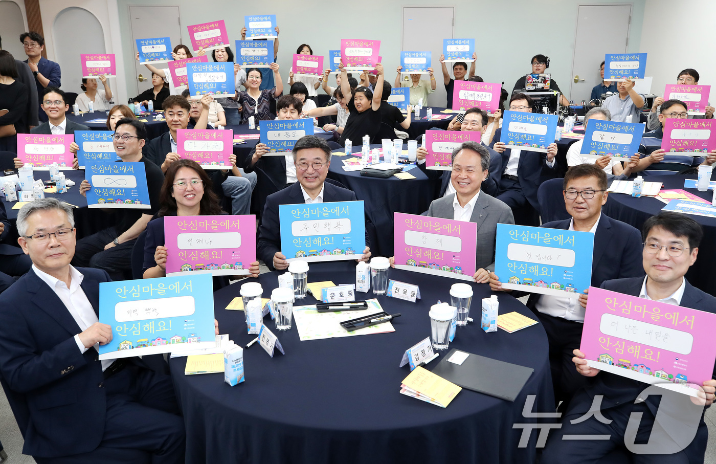 (대구=뉴스1) 공정식 기자 = 8일 오후 대구 동구 사회적기업 식스에프 율하점에서 열린 행정안전부·신한금융그룹 사회연대경제 혁신모델 발굴 및 확산을 위한 업무협약식에서 윤호중 행 …