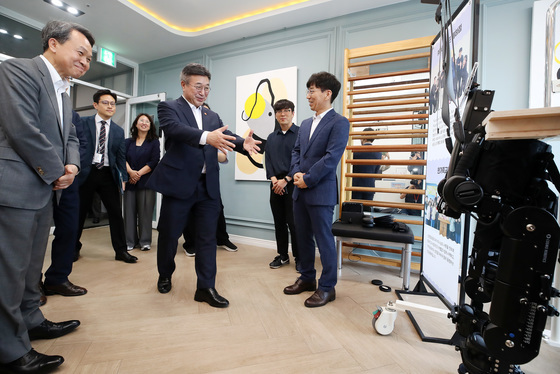 웨어러블 보행 로봇 살펴보는 윤호중 장관