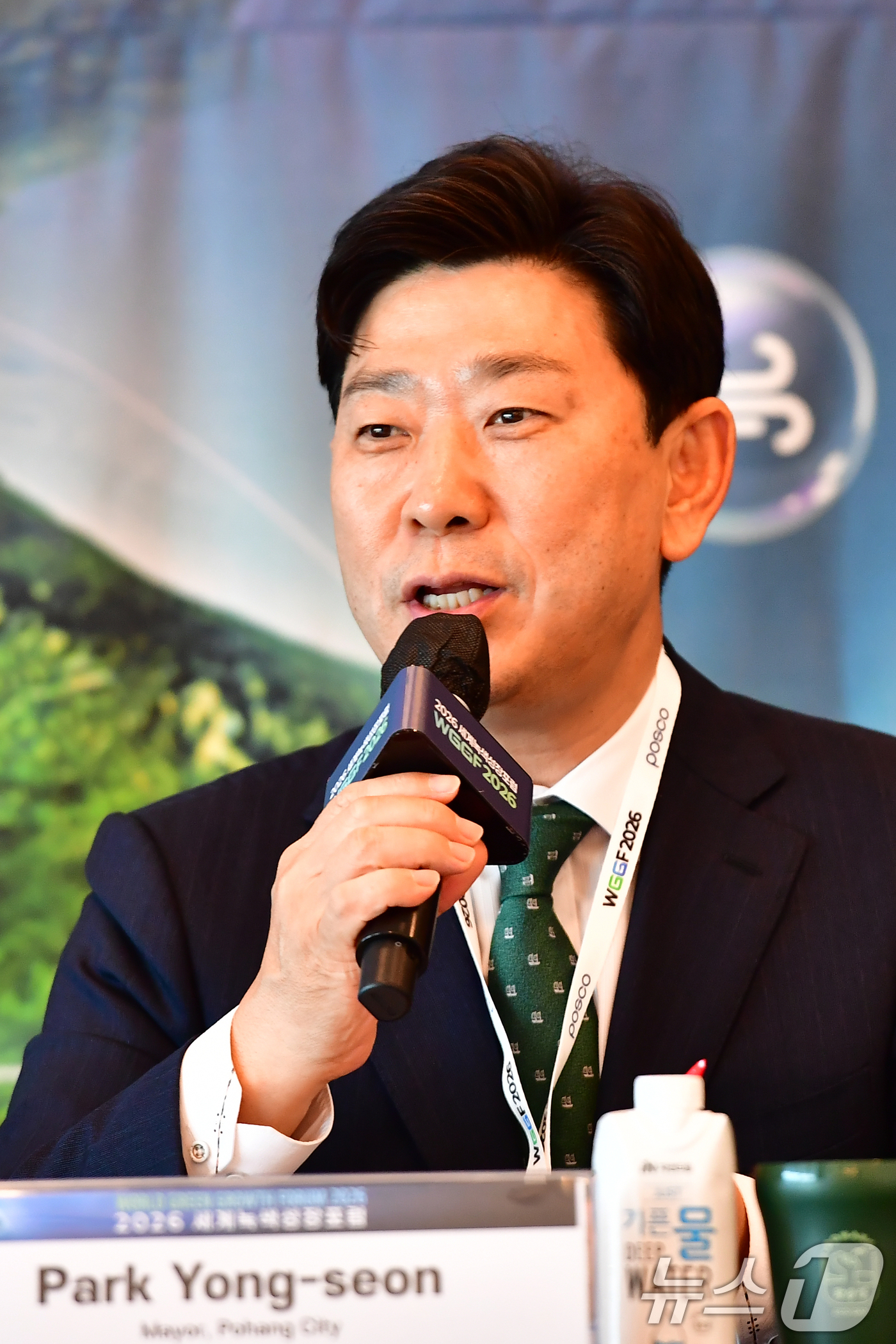 (포항=뉴스1) 최창호 기자 = 박용선 경북 포항시장이 8일 포항 라한 호텔에서 열린 2026 세계녹색성장포럼 기자 설명회에서 질문에 답하고 있다.이번 포럼은 '경제를 넘어 새로운 …