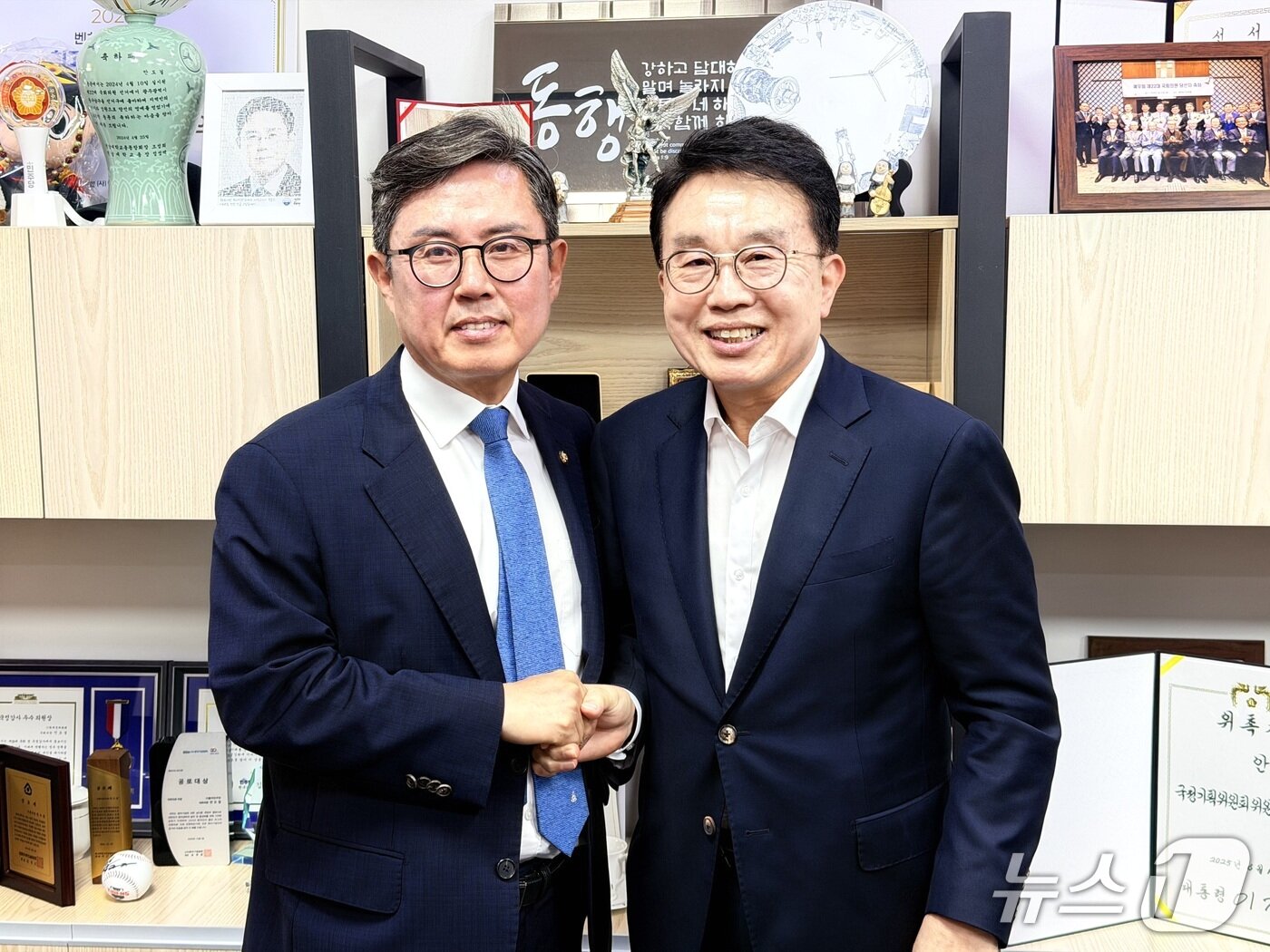 본문 이미지 - 내년도 국가예산 확보를 위해 8일 국회를 방문한 양충모 전북 남원시장(오른쪽)이 안도걸 국회의원과 기념 촬영을 하고 있다.(남원시 제공. 재판매 및 DB금지)/뉴스1