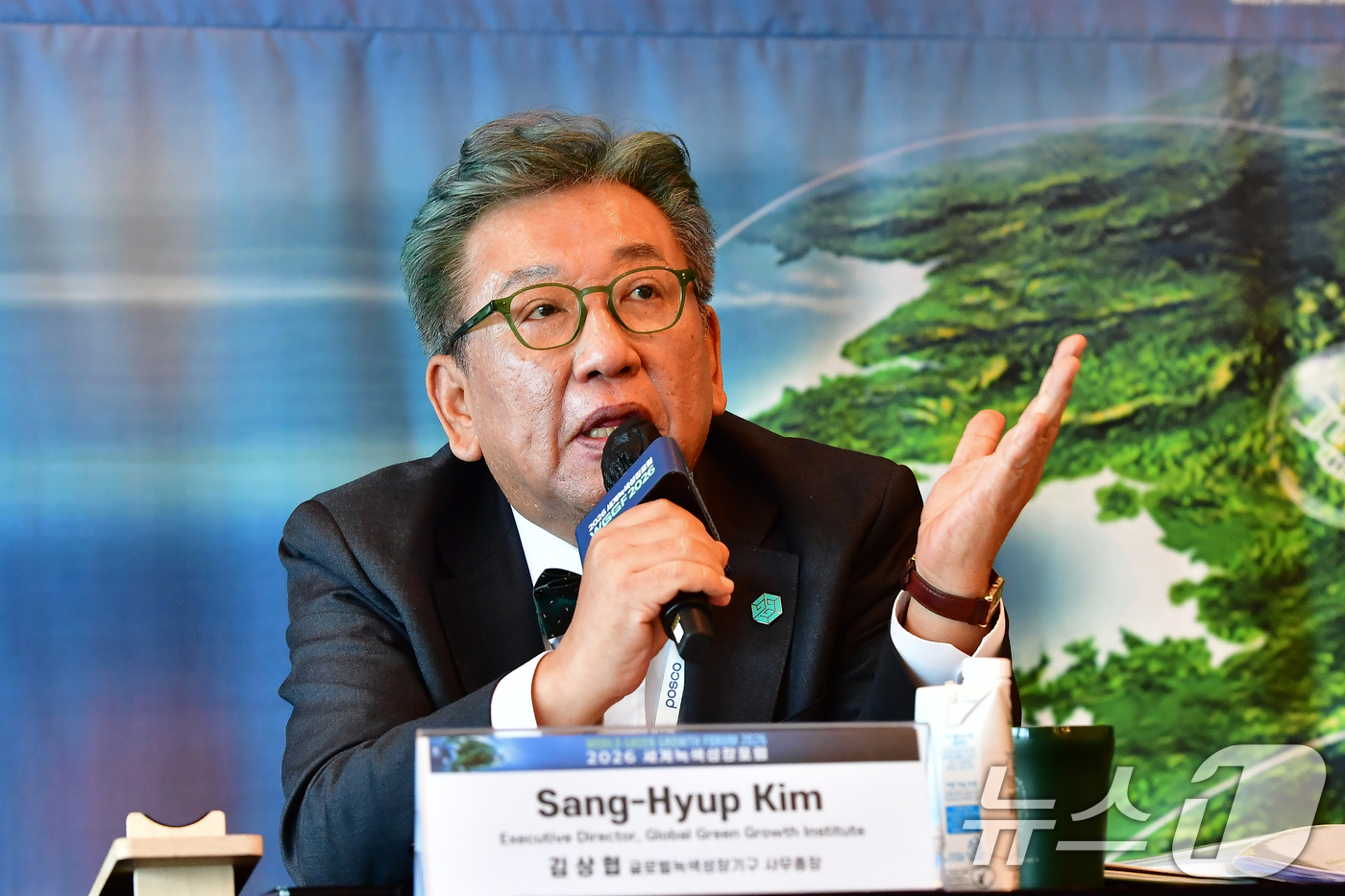 (포항=뉴스1) 최창호 기자 = 김상협 글로벌녹색성장기구 사무총장이 8일 포항 라한 호텔에서 열린 2026 세계녹색성장포럼 기자 설명회에서 질문에 답하고 있다.