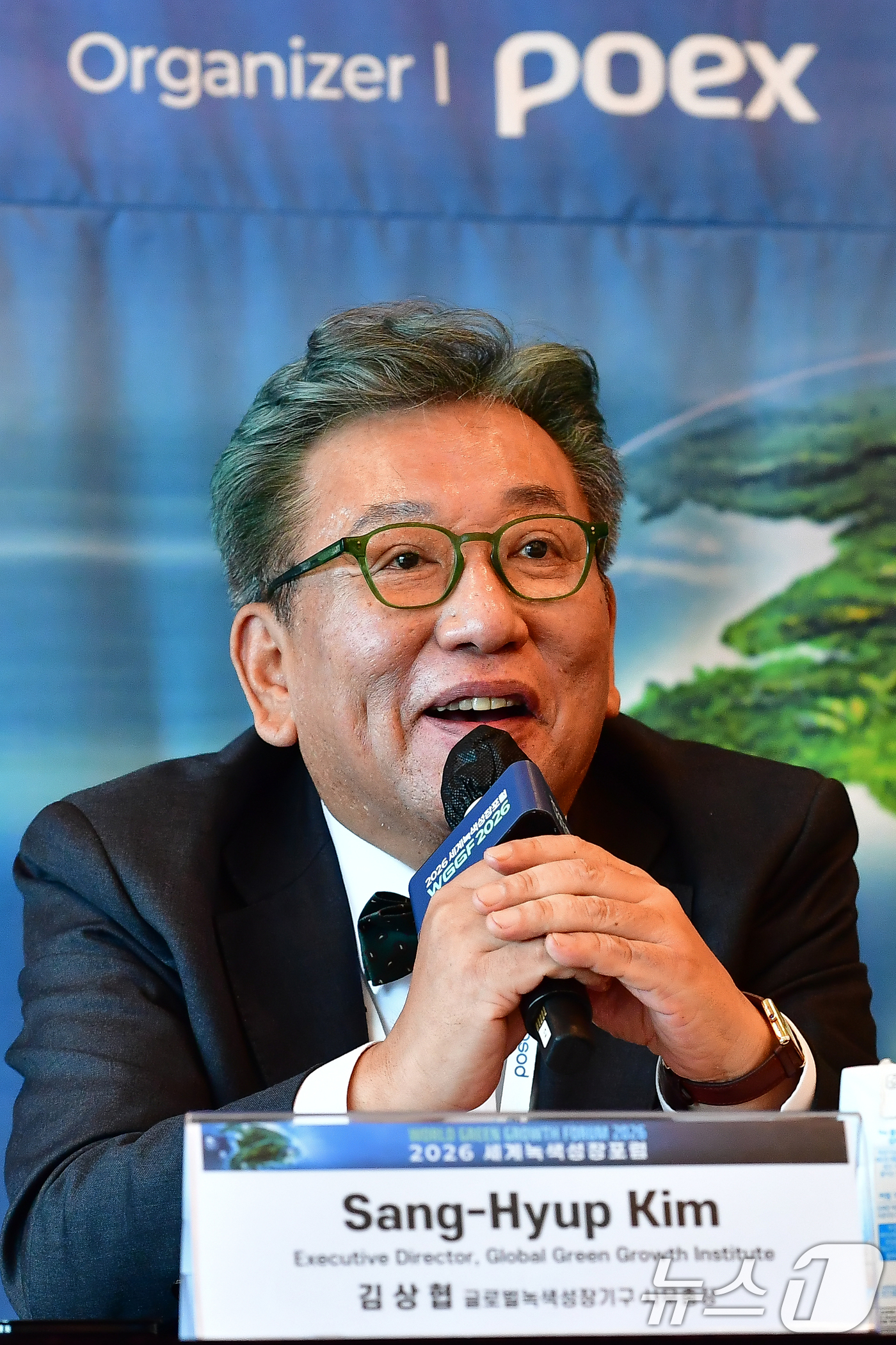 (포항=뉴스1) 최창호 기자 = 김상협 글로벌녹색성장기구 사무총장이 8일 오후 경북 포항라한 호텔에서 열린' 2026 세계녹색성장포럼' 기자 설명회에서 질문에 답하고 있다.