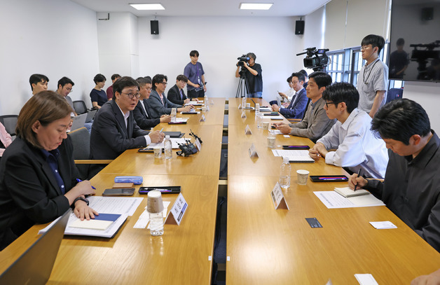 중소·인디 업계의 호소 "신인 40% 급감… K팝 허리가 끊길 판"