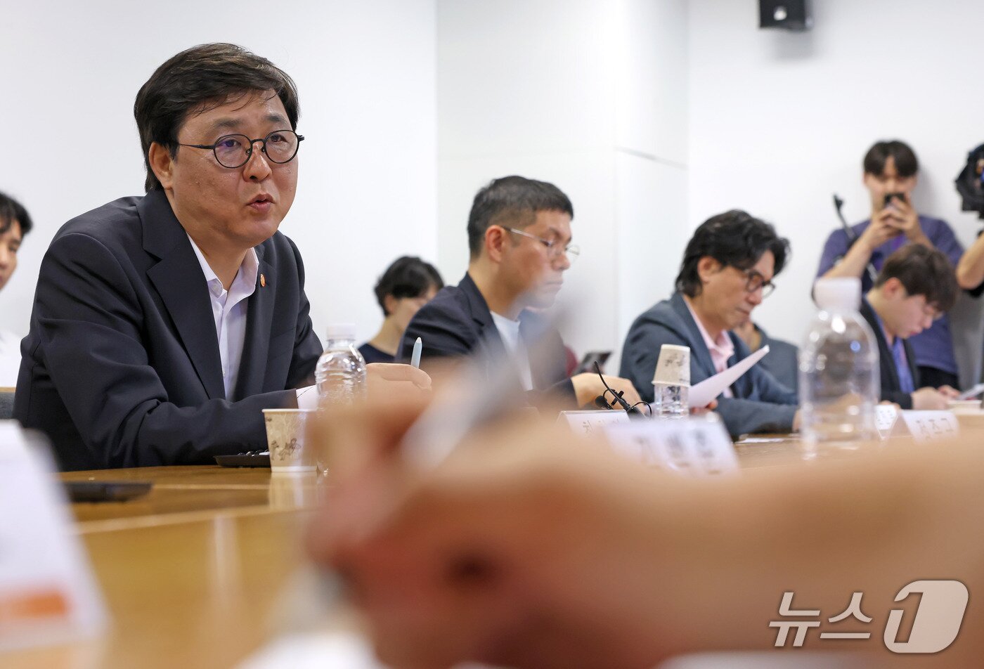 본문 이미지 - 최휘영 문화체육관광부 장관이 8일 서울 종로구 국립현대미술관 서울관에서 대중음악 기획사 및 유관 협회 관계자를 만나 음악산업 생태계 강화를 위한 현장간담회를 하고 있다.