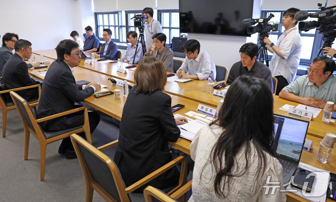 본문 이미지 - 최휘영 문화체육관광부 장관이 8일 서울 종로구 국립현대미술관 서울관에서 대중음악 기획사 및 유관 협회 관계자를 만나 음악산업 생태계 강화를 위한 현장간담회를 하고 있다.