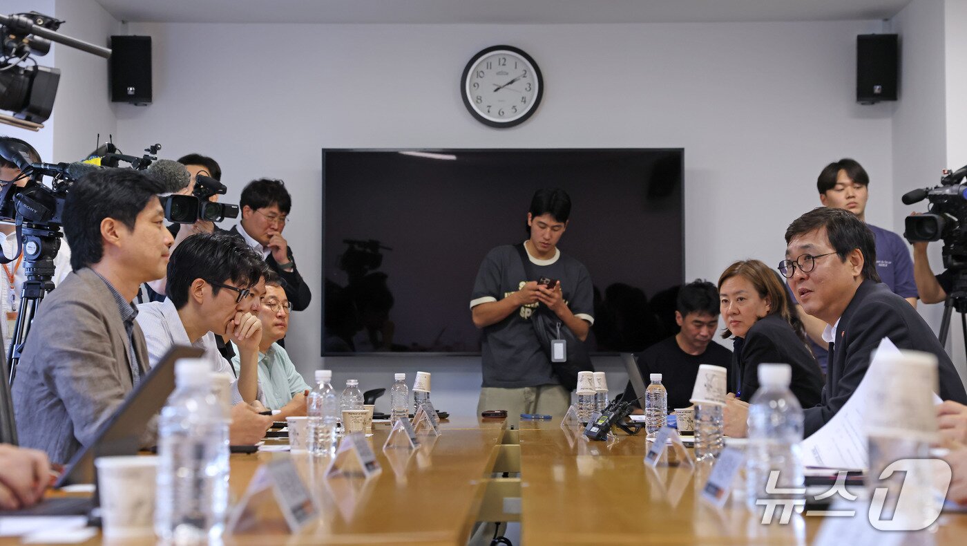 본문 이미지 - 최휘영 문화체육관광부 장관이 8일 서울 종로구 국립현대미술관 서울관에서 대중음악 기획사 및 유관 협회 관계자를 만나 음악산업 생태계 강화를 위한 현장간담회를 하고 있다.