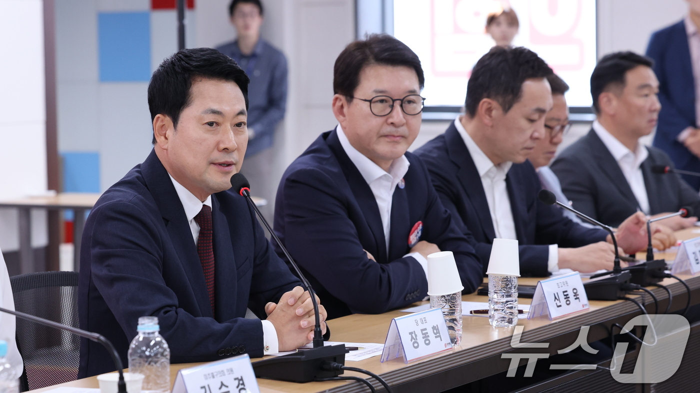 (서울=뉴스1) 박지혜 기자 = 장동혁 국민의힘 대표가 8일 오후 인천 남동구 국민의힘 인천광역시당에서 열린 ‘6·3 참정권 박탈 사태 인천·수도권 청년 단체 간담회’에서 모두 발 …