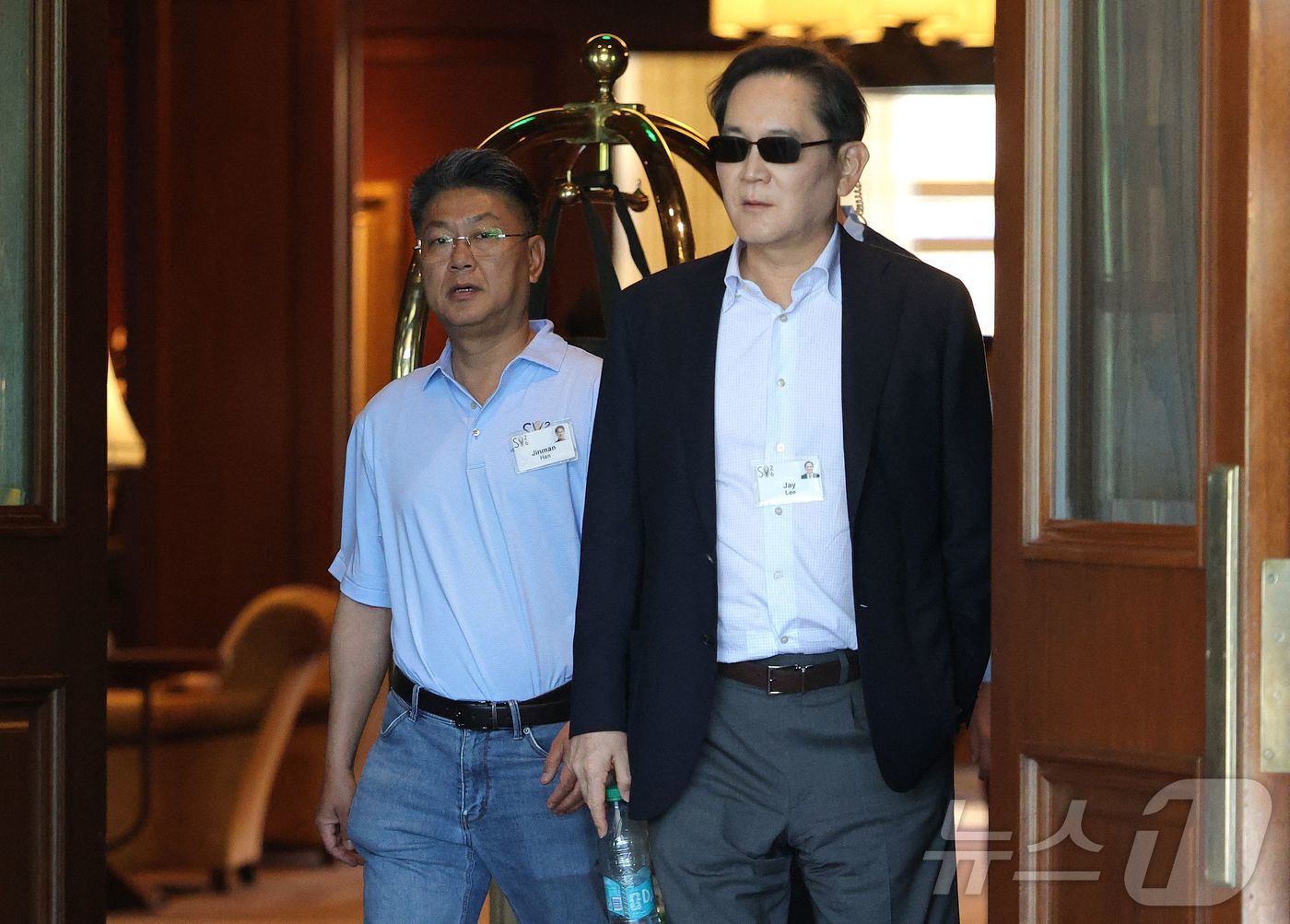 (선밸리 AFP=뉴스1) 정윤미 기자 = 7일(현지시간) 이재용(오른쪽) 삼성전자 회장과 한진만 삼성전자 파운드리사업부장(사장)이 미국 아이다호주 선밸리에서 열린 '앨런 & 컴퍼니 …