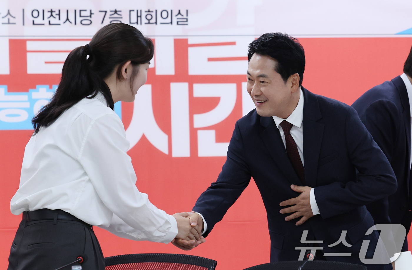 (인천=뉴스1) 박지혜 기자 = 장동혁 국민의힘 대표가 8일 오후 인천 남동구 국민의힘 인천광역시당에서 열린 ‘6·3 참정권 박탈 사태 인천·수도권 청년 단체 간담회’에서 청년들과 …