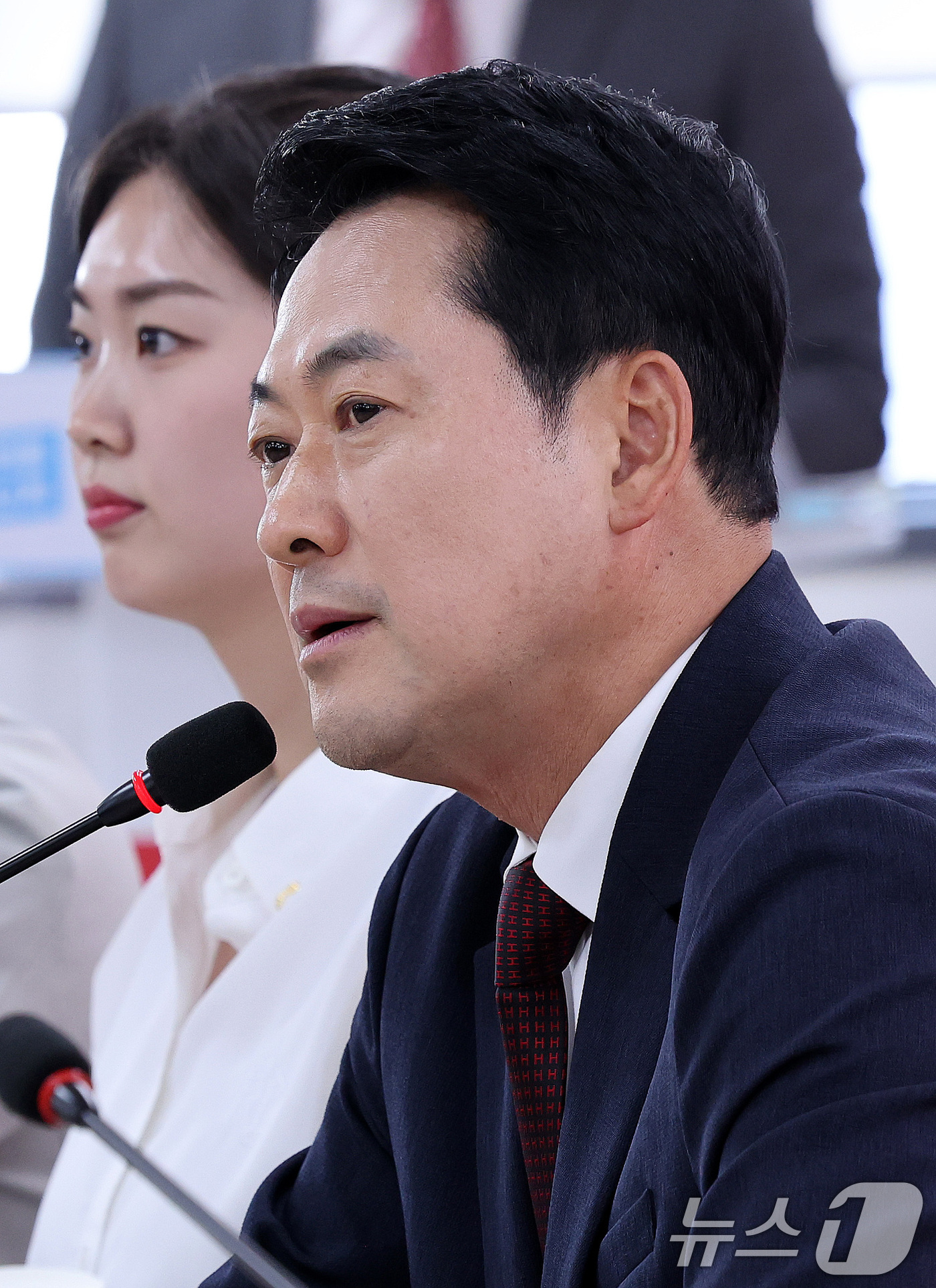 (인천=뉴스1) 박지혜 기자 = 장동혁 국민의힘 대표가 8일 오후 인천 남동구 국민의힘 인천광역시당에서 열린 ‘6·3 참정권 박탈 사태 인천·수도권 청년 단체 간담회’에서 모두 발 …