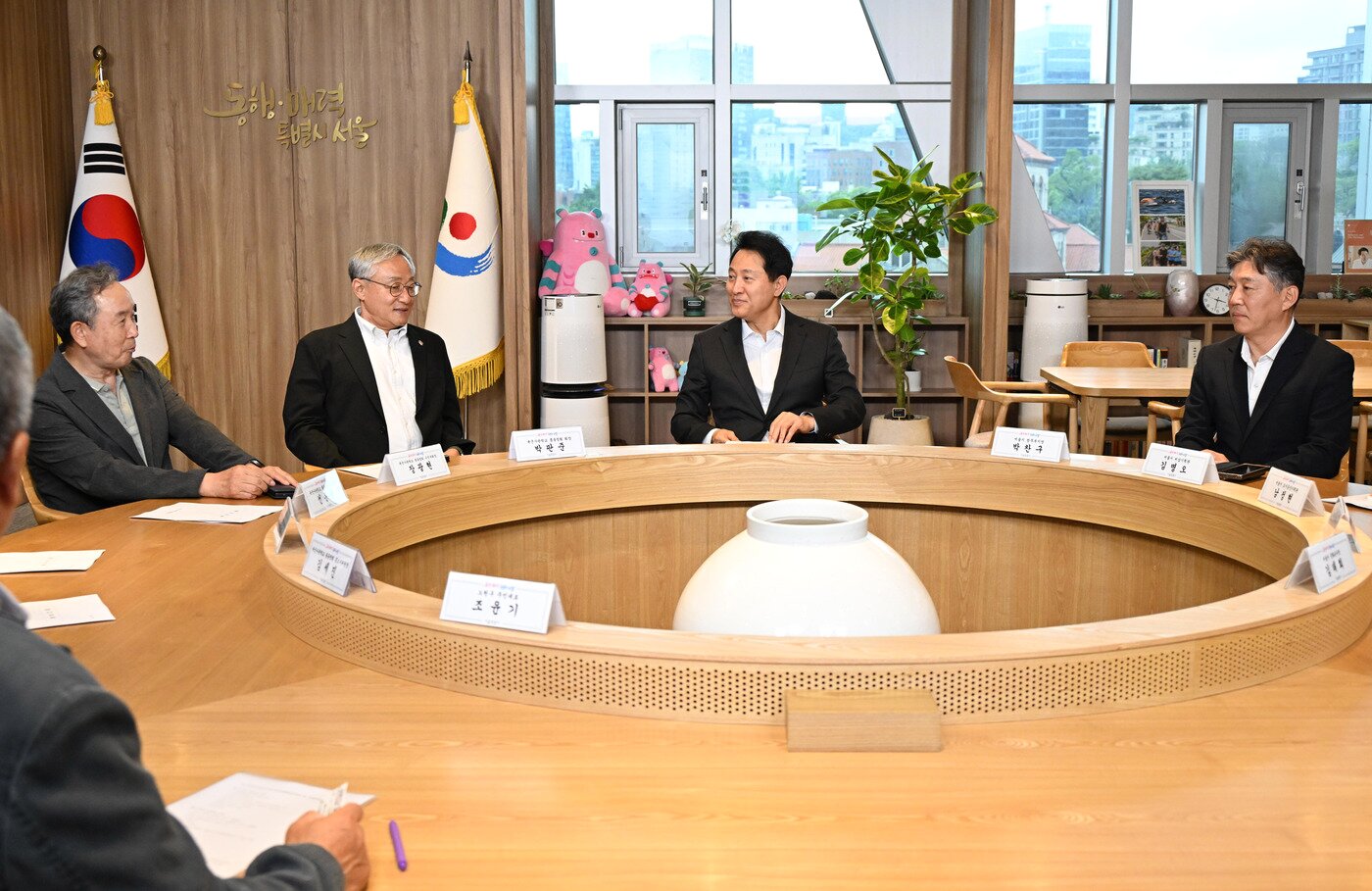 본문 이미지 - 오세훈 서울시장이 8일 서울시청 집무실에서 육군사관학교 총동창회 관계자, 노원구 주민대표 등과 만나 사관학교 통·폐합 및 지방 이전과 관련한 의견을 청취하고 있다.