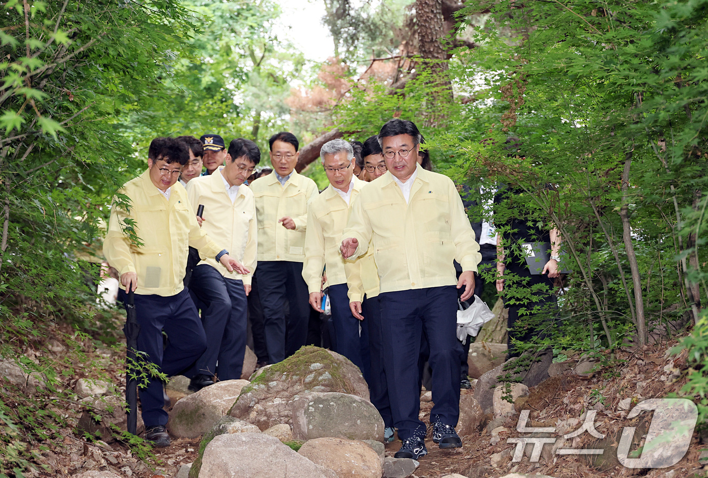 (서울=뉴스1) = 윤호중 행정안전부 장관이 8일 오후 대구 팔공산 국립공원을 방문해 하천-계곡 불법시설 정비현장을 점검하고 있다. (행정안전부 제공. 재판매 및 DB 금지) 20 …