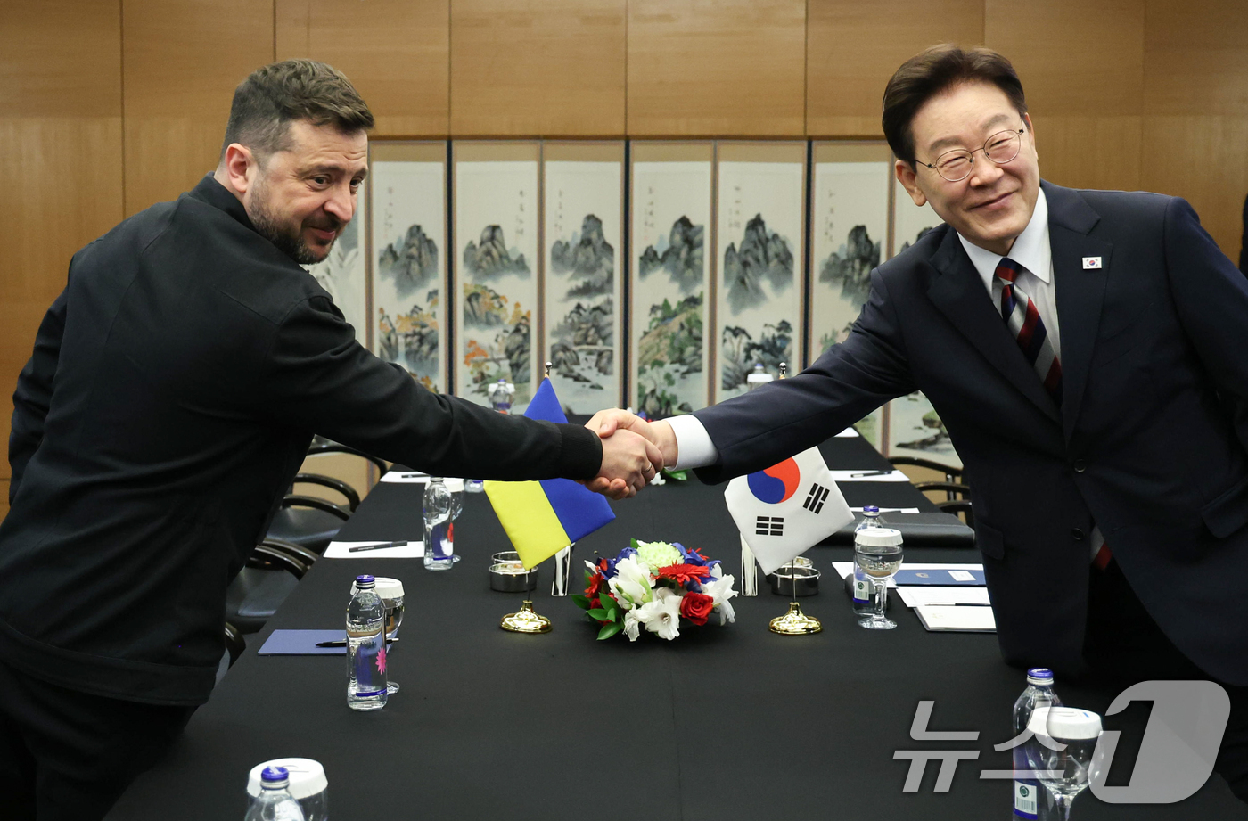 (앙카라(튀르키예)=뉴스1) 이재명 기자 = 이재명 대통령이 8일(현지시간) 튀르키예 앙카라 한 호텔에서 볼로디미르 젤렌스키 우크라이나 대통령과 정상회담을 하기 앞서 악수하고 있다 …