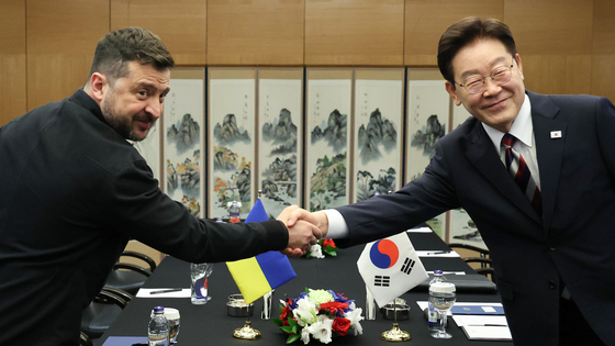 "韓·우크라 이례적 외교 갈등"…외신도 '北포로 송환 공개' 논란 주목