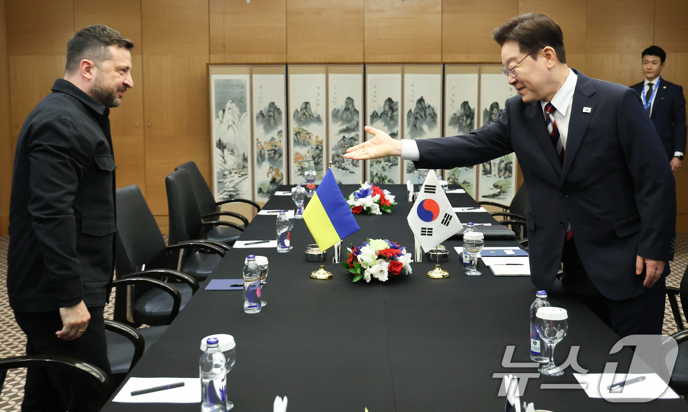 (앙카라(튀르키예)=뉴스1) 이재명 기자 = 이재명 대통령이 8일(현지시간) 튀르키예 앙카라 한 호텔에서 볼로디미르 젤렌스키 우크라이나 대통령과 정상회담을 하기 앞서 자리를 권하고 …