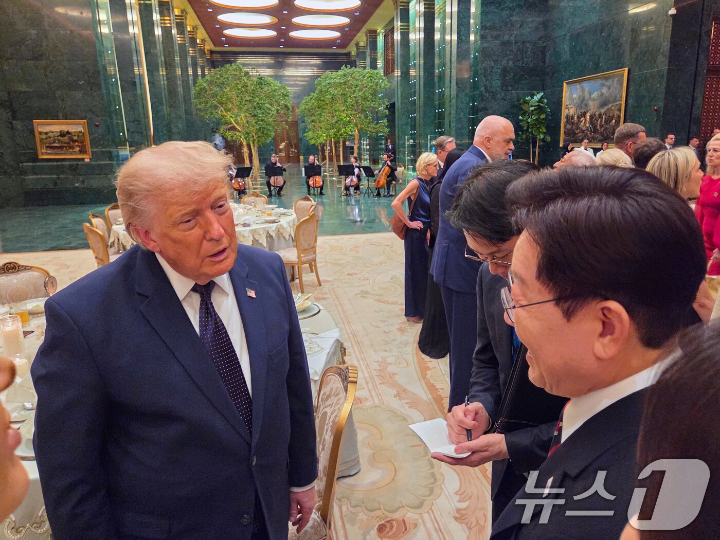 본문 이미지 - 북대서양조약기구(NATO·나토) 정상회의에 참석 중인 이재명 대통령이 7일(현지시간) 튀르키예 앙카라 대통령궁에서 열린 튀르키예 대통령 내외 주최 공식 환영만찬에서 도널드 트럼프 미국 대통령과 대화하고 있다. (공동취재) 2026.7.8 ⓒ 뉴스1 이재명 기자