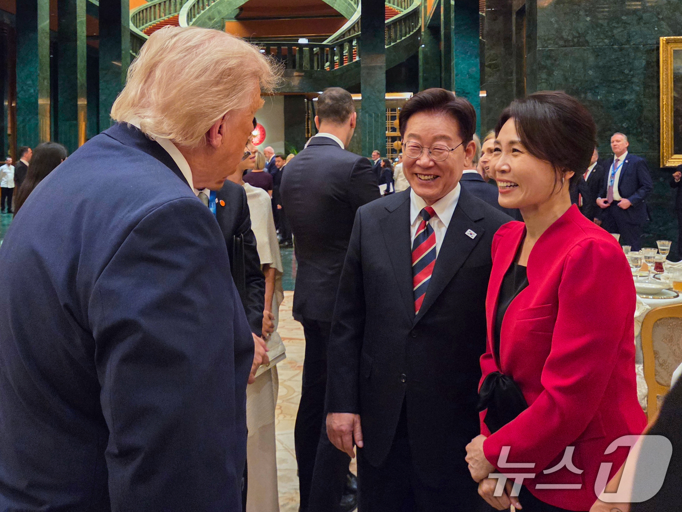 (앙카라(튀르키예)=뉴스1) 이재명 기자 = 북대서양조약기구(NATO·나토) 정상회의에 참석 중인 이재명 대통령과 김혜경 여사가 7일(현지시간) 튀르키예 앙카라 대통령궁에서 열린 …