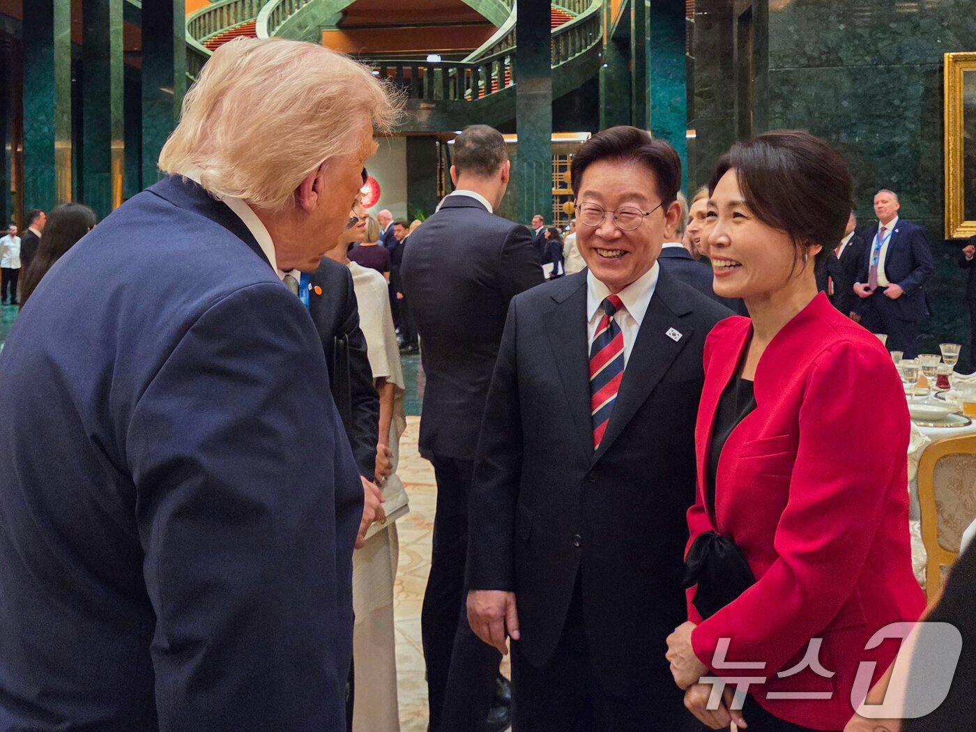 본문 이미지 - 북대서양조약기구(NATO·나토) 정상회의에 참석 중인 이재명 대통령과 김혜경 여사가 7일(현지시간) 튀르키예 앙카라 대통령궁에서 열린 튀르키예 대통령 내외 주최 공식 환영만찬에서 도널드 트럼프 미국 대통령과 대화하고 있다. (공동취재) 2026.7.8 ⓒ 뉴스1 이재명 기자