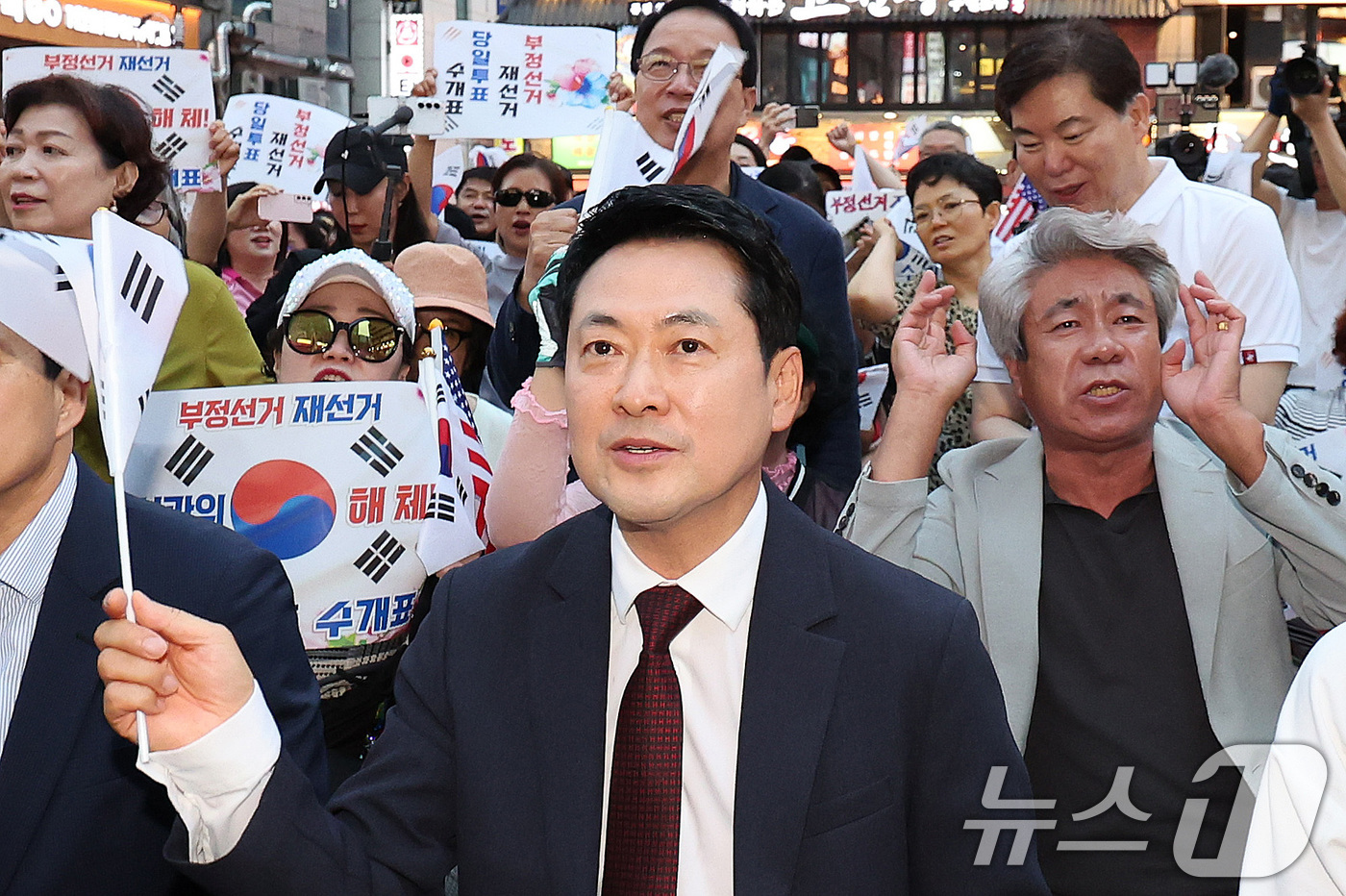 (인천=뉴스1) 박지혜 기자 = 장동혁 국민의힘 대표가 8일 오후 인천 남동구 구월로데오광장에서 열린 ‘6·3 지방선거 투표용지 부족 사태 규탄 집회’에 참석해 구호를 외치고 있다 …