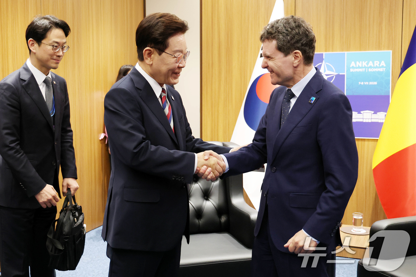 (앙카라(튀르키예)=뉴스1) 이재명 기자 = 이재명 대통령이 8일(현지시간) 튀르키예 앙카라 나토정상회의장에서 니쿠쇼르 단 루마니아 대통령과 정상회담을 하기 앞서 악수하고 있다. …