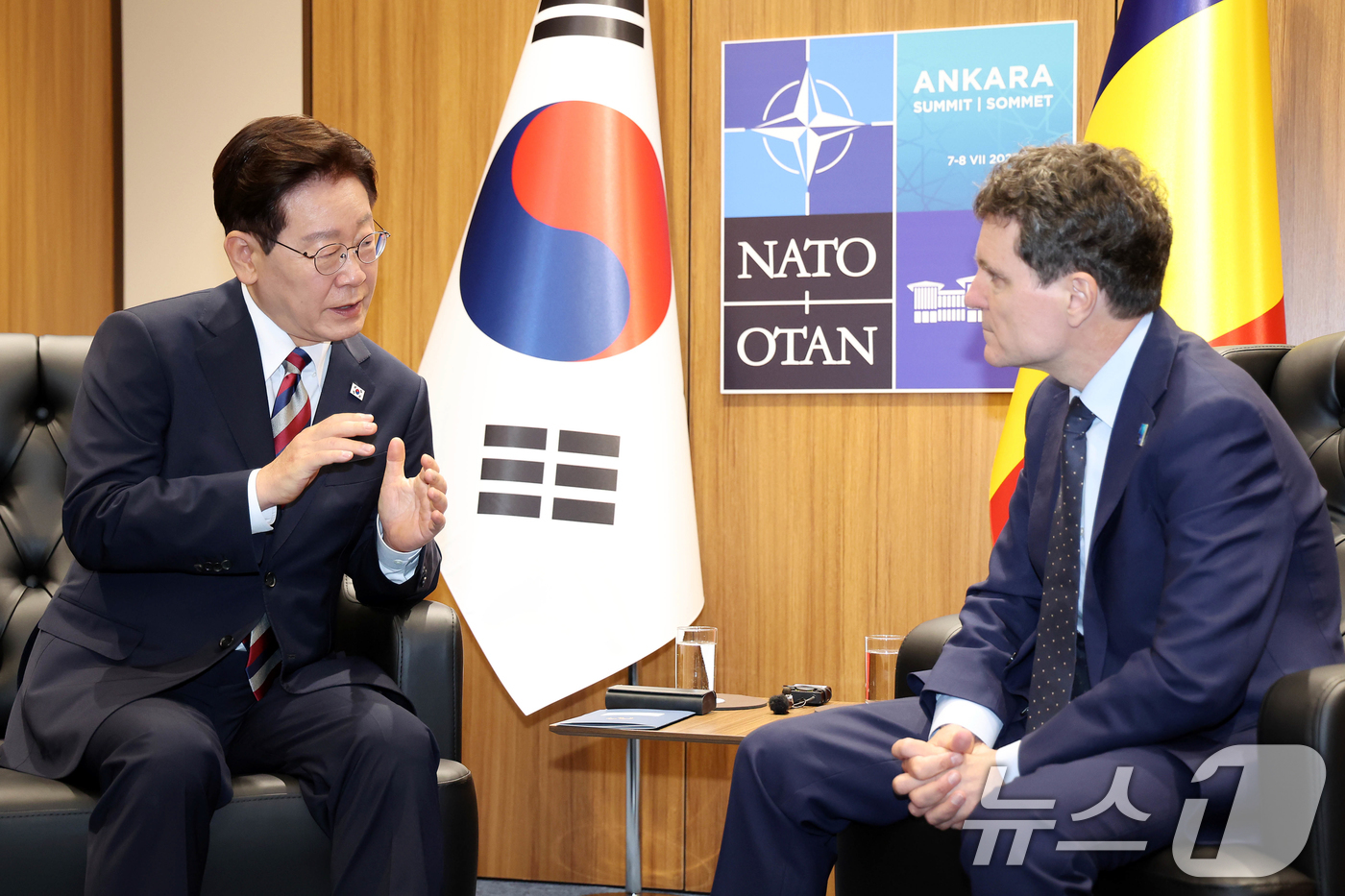 (앙카라(튀르키예)=뉴스1) 이재명 기자 = 이재명 대통령이 8일(현지시간) 튀르키예 앙카라 나토정상회의장에서 니쿠쇼르 단 루마니아 대통령과 정상회담을 하고 있다. 2026.7.8 …