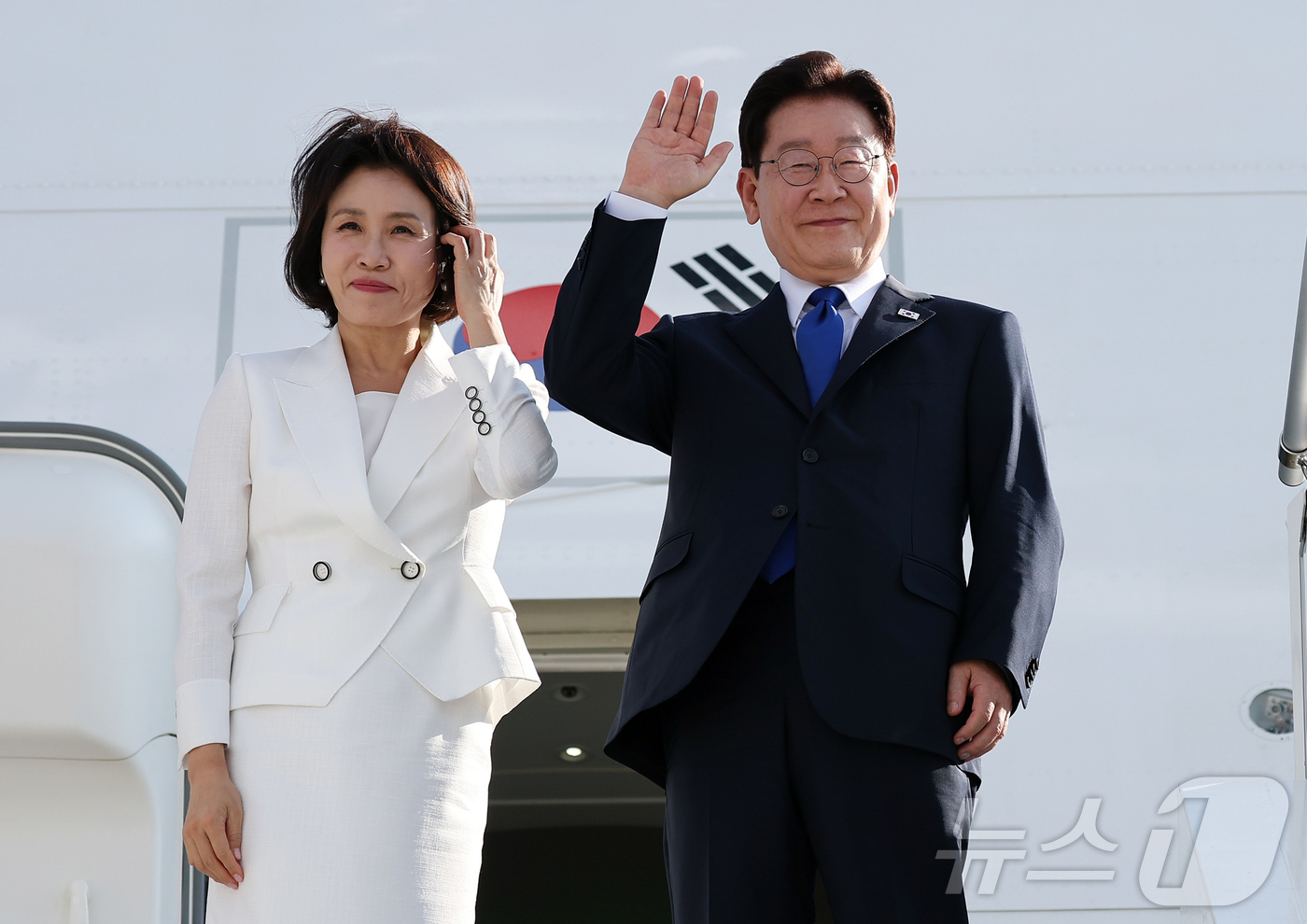 (앙카라(튀르키예)=뉴스1) 이재명 기자 = 북대서양조약기구(NATO·나토) 정상회의 일정을 마친 이재명 대통령과 김혜경 여사가 8일(현지시간) 튀르키예 앙카라 에센보아 국제공항에 …