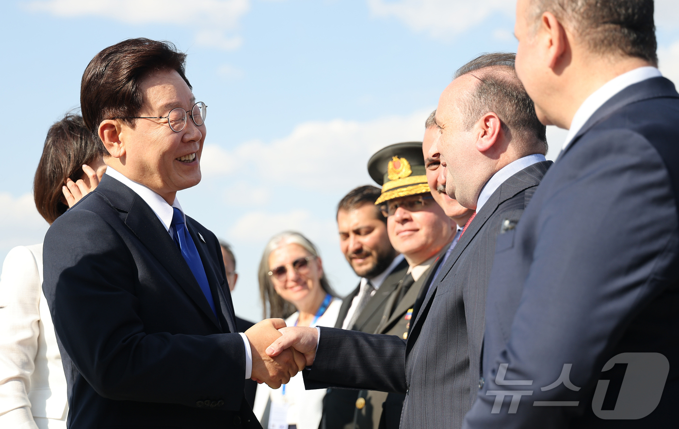 (앙카라(튀르키예)=뉴스1) 이재명 기자 = 북대서양조약기구(NATO·나토) 정상회의 일정을 마친 이재명 대통령이 8일(현지시간) 튀르키예 앙카라 에센보아 국제공항에서 몽골행 공군 …