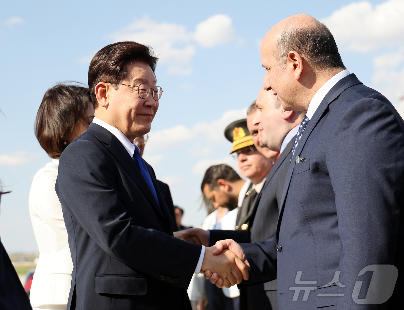 (앙카라(튀르키예)=뉴스1) 이재명 기자 = 북대서양조약기구(NATO·나토) 정상회의 일정을 마친 이재명 대통령이 8일(현지시간) 튀르키예 앙카라 에센보아 국제공항에서 몽골행 공군 …