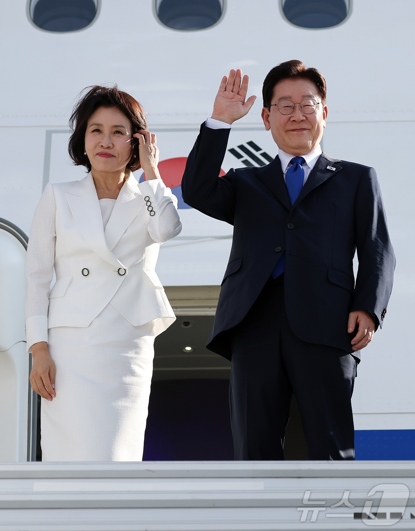 (앙카라(튀르키예)=뉴스1) 이재명 기자 = 몽골을 국빈 방문하는 이재명 대통령과 김혜경 여사가 8일(현지시간) 튀르키예 앙카라 에센보아 국제공항에서 몽골행 공군 1호기 탑승 전 …
