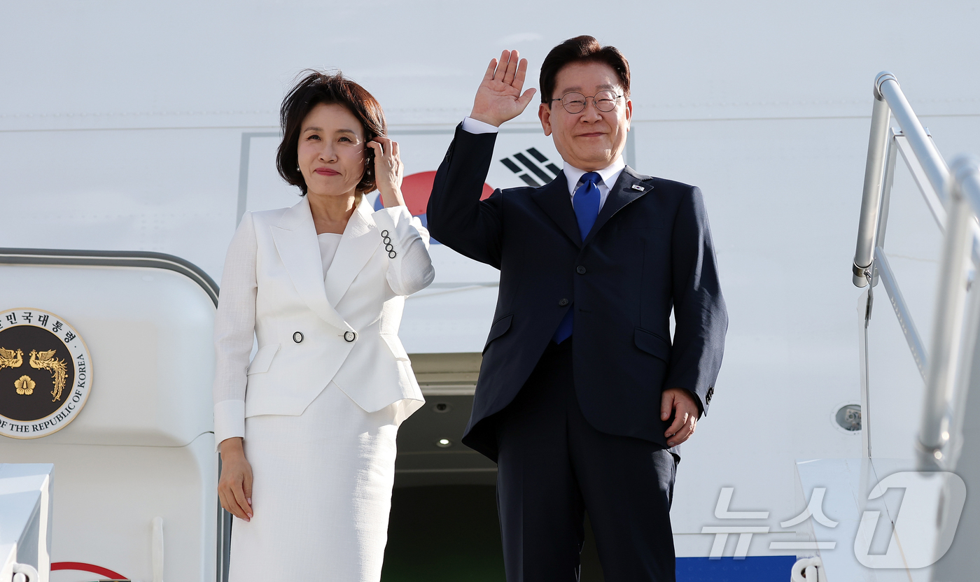 (앙카라(튀르키예)=뉴스1) 이재명 기자 = 북대서양조약기구(NATO·나토) 정상회의 일정을 마친 이재명 대통령과 김혜경 여사가 8일(현지시간) 튀르키예 앙카라 에센보아 국제공항에 …