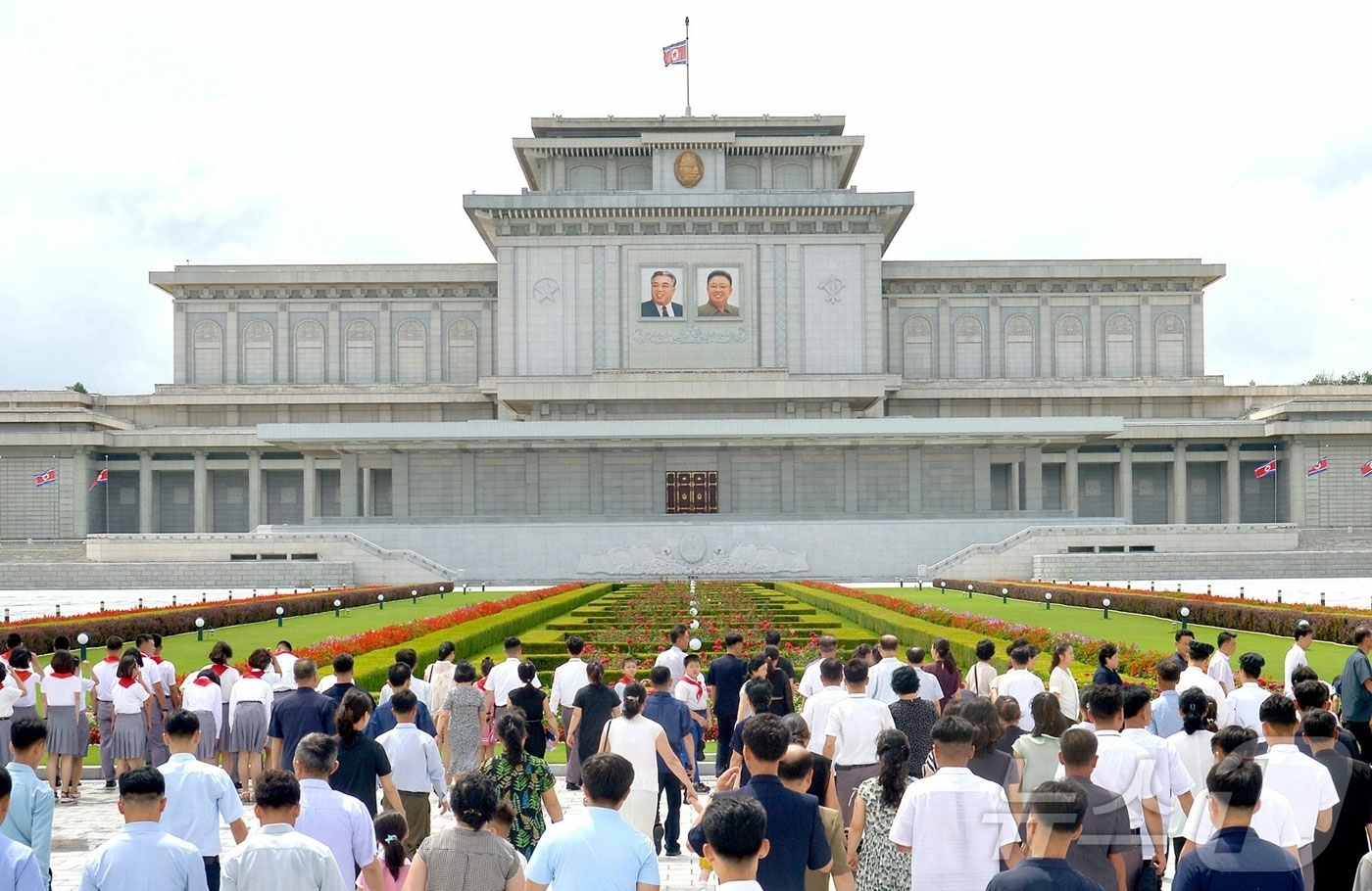 (평양 노동신문=뉴스1) = 북한 노동당 기관지 노동신문은 9일 김일성 주석 서거 32주기(8일)를 맞아 김 주석과 김정일 국방위원장의 시신이 안치된 금수산태양궁전에 근로자와 군 …